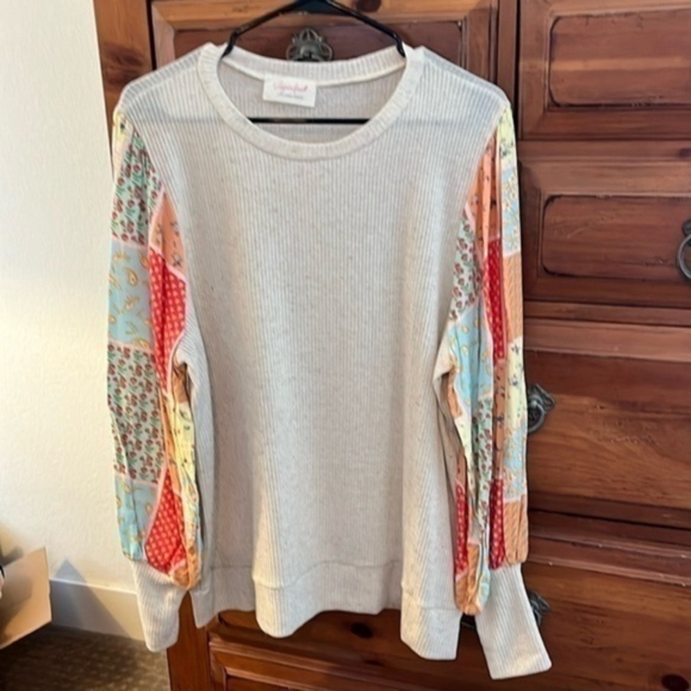 Sugarfox Women’s Beige Top With Patchwork Fabric Sleeves Size 1X NWOT